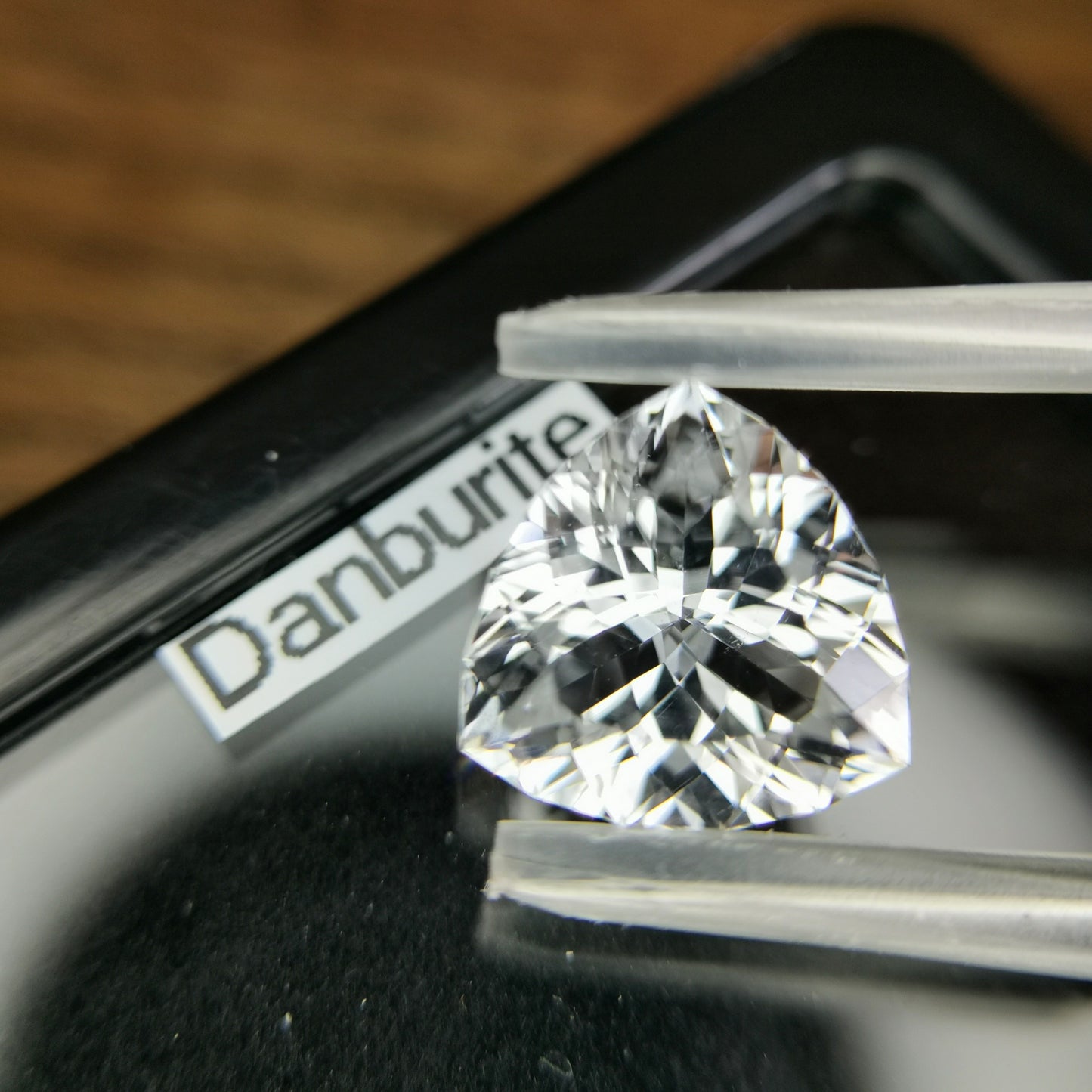 透明度が高く非常に綺麗なトリリアント ダンビュライト 4.955ct