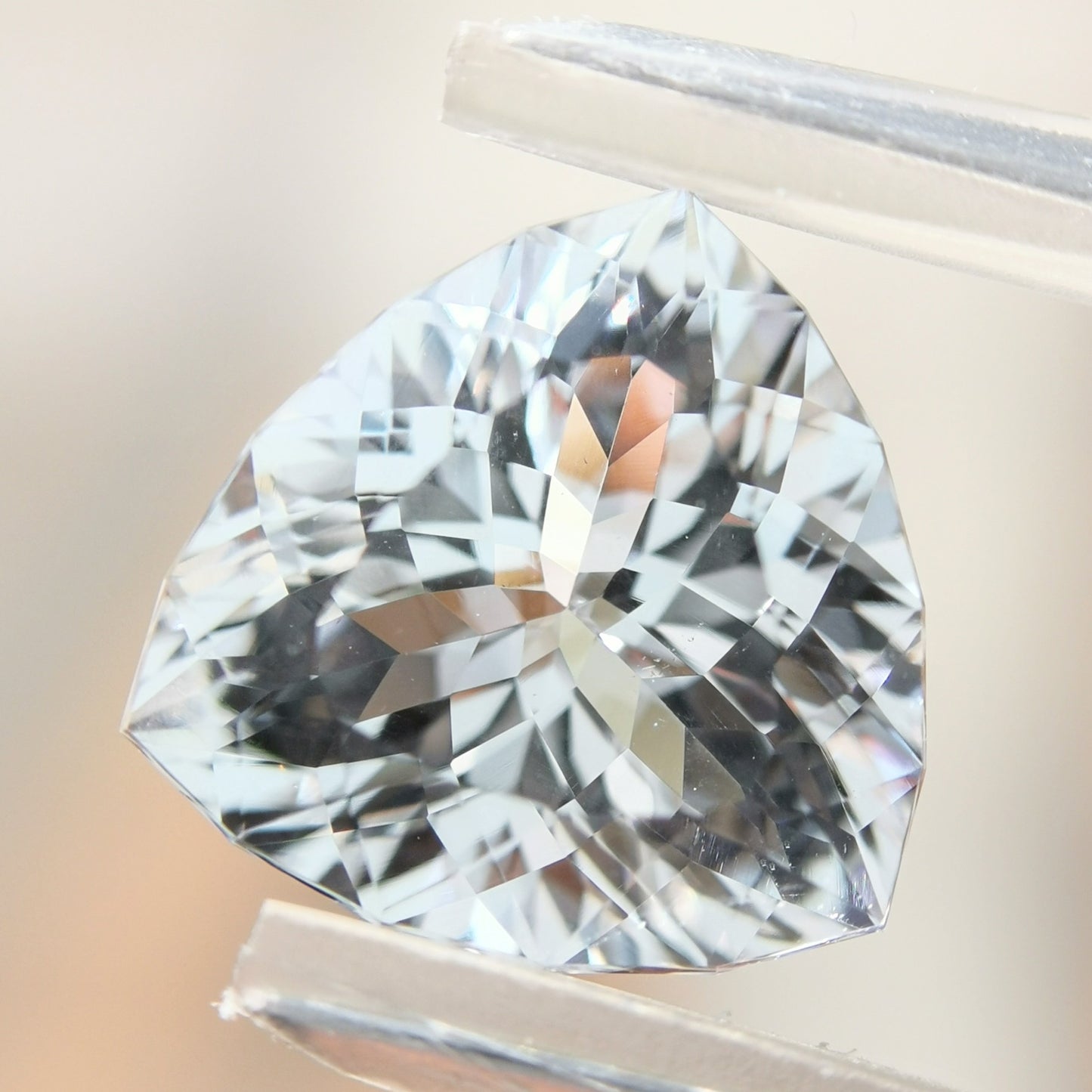 透明度が高く非常に綺麗なトリリアント ダンビュライト 4.955ct