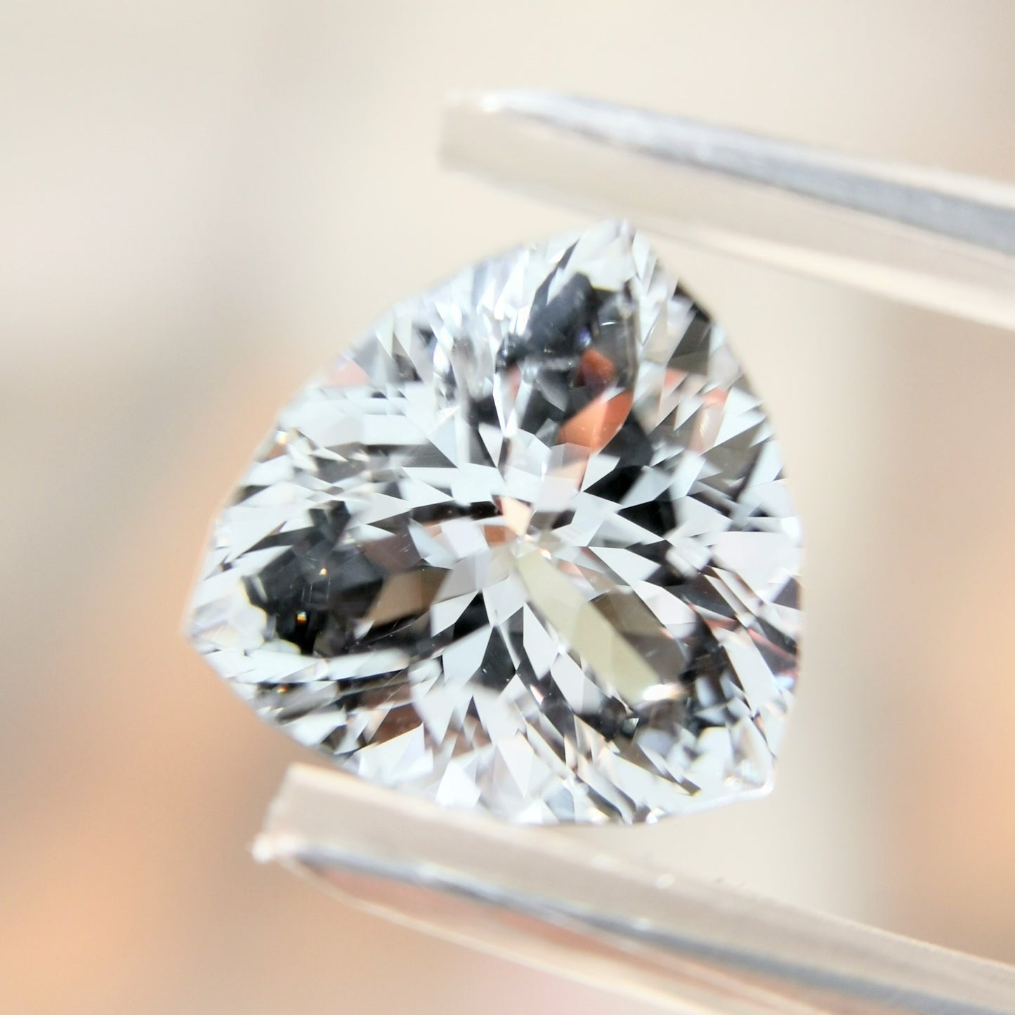 透明度が高く非常に綺麗なトリリアント ダンビュライト 4.955ct