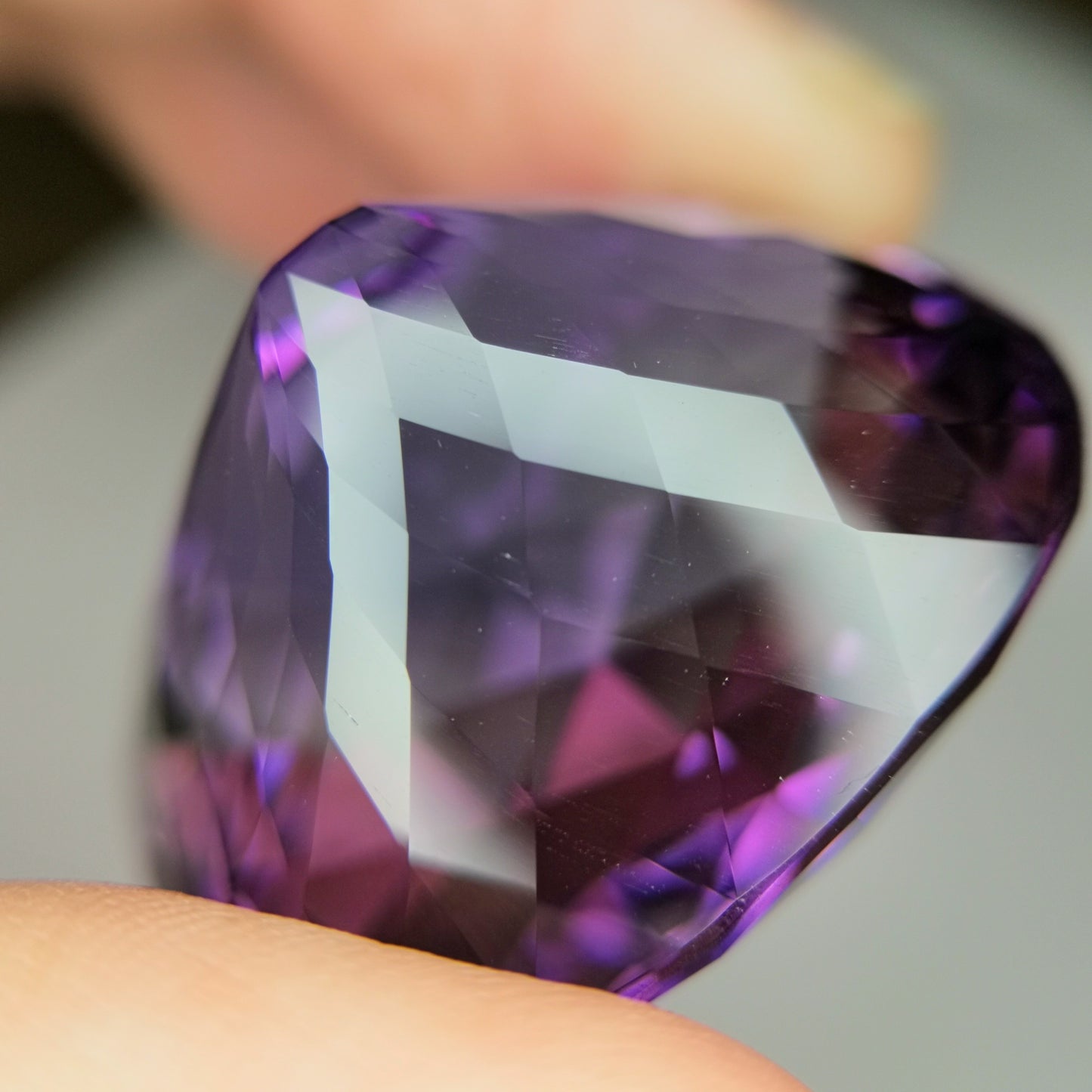【お客さま専用】アメジスト 109.796ct / 超大粒にしてガッツリなレイちゃんカットが施された紫水晶
