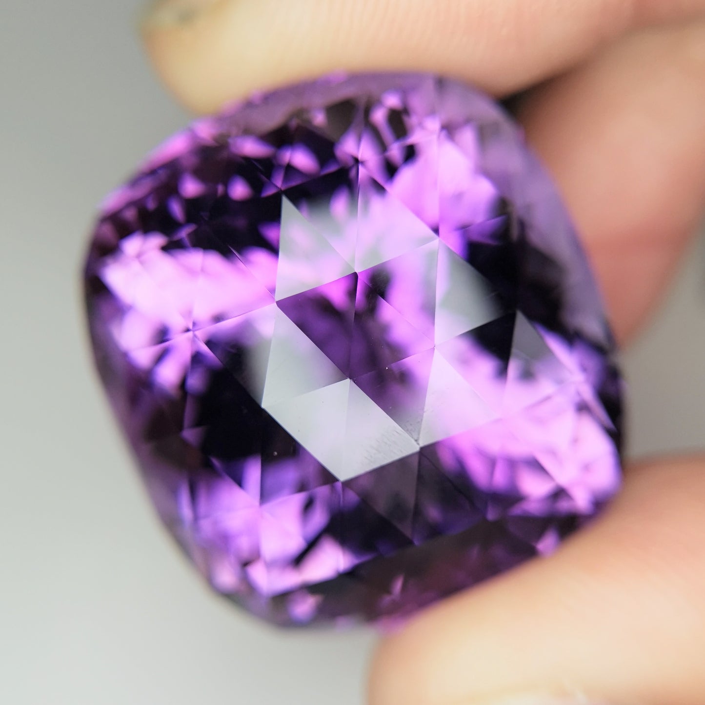【お客さま専用】アメジスト 109.796ct / 超大粒にしてガッツリなレイちゃんカットが施された紫水晶