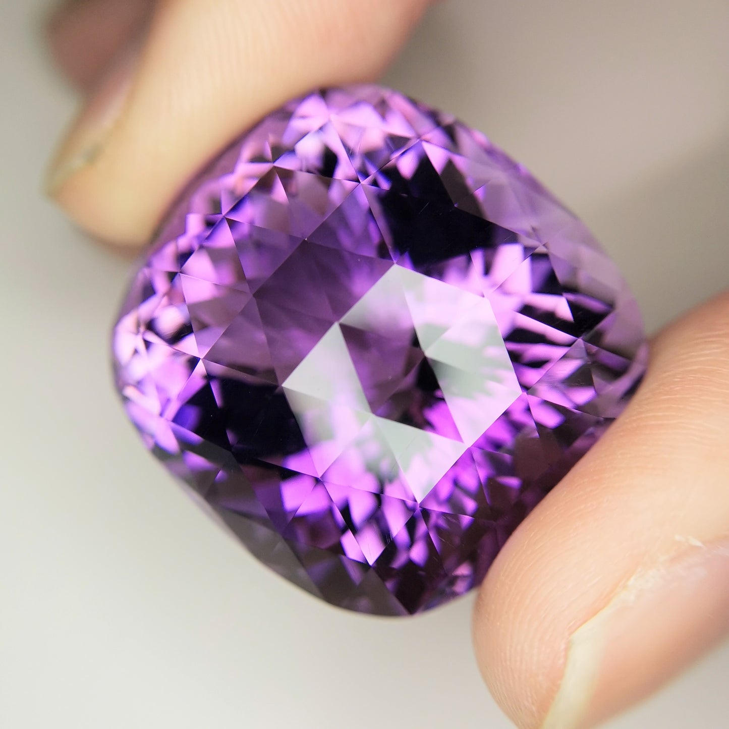 【お客さま専用】アメジスト 109.796ct / 超大粒にしてガッツリなレイちゃんカットが施された紫水晶