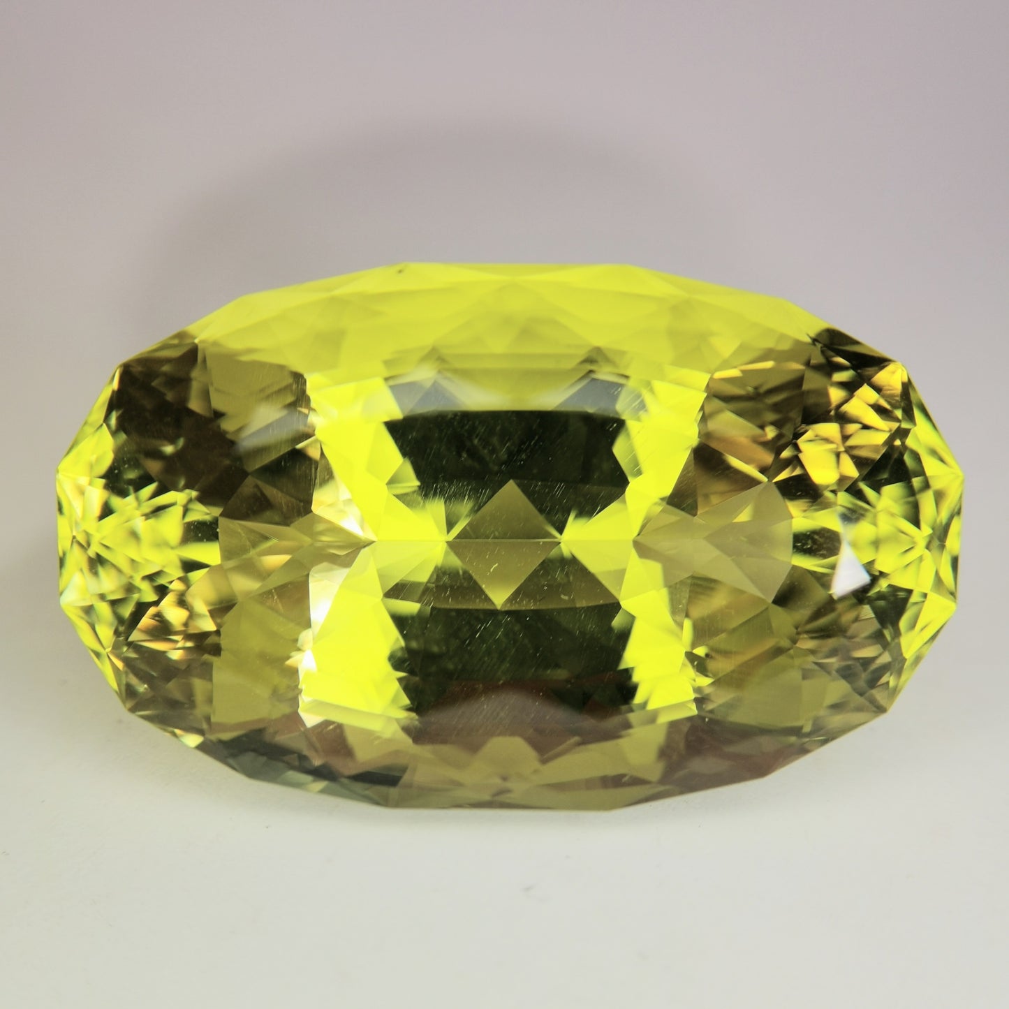 レモンクオーツ 46.27ct / レモン色の綺麗な発色と横長オーバル