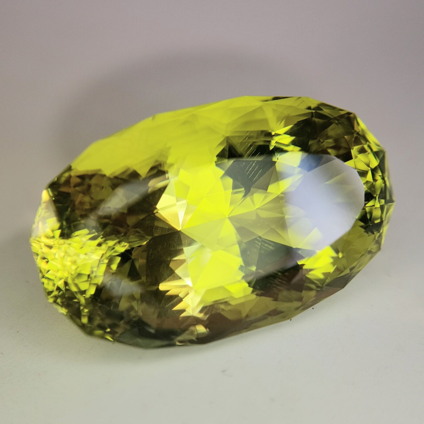 レモンクオーツ 46.27ct / レモン色の綺麗な発色と横長オーバル