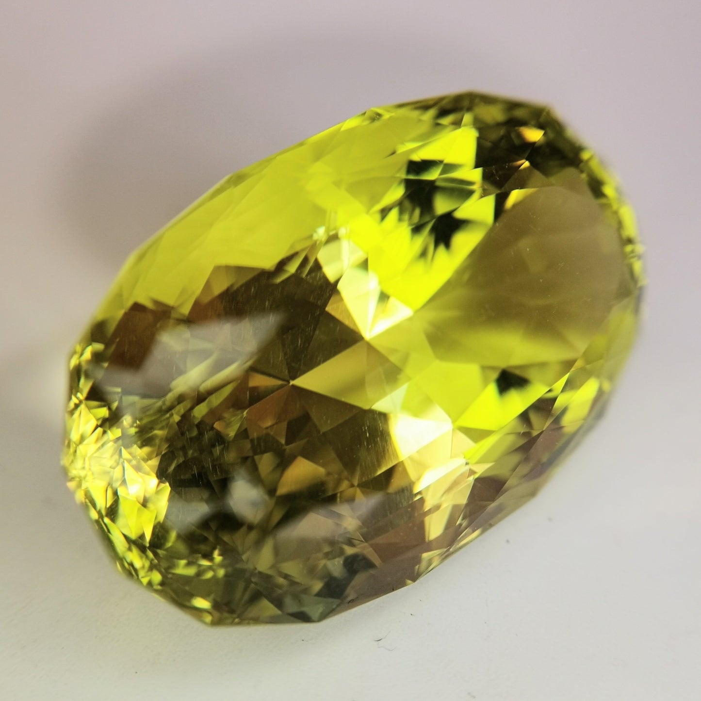 レモンクオーツ 46.27ct / レモン色の綺麗な発色と横長オーバル