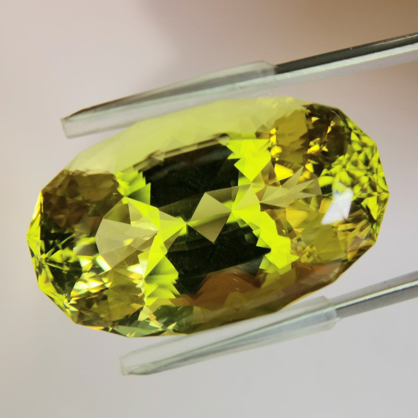 レモンクオーツ 46.27ct / レモン色の綺麗な発色と横長オーバル