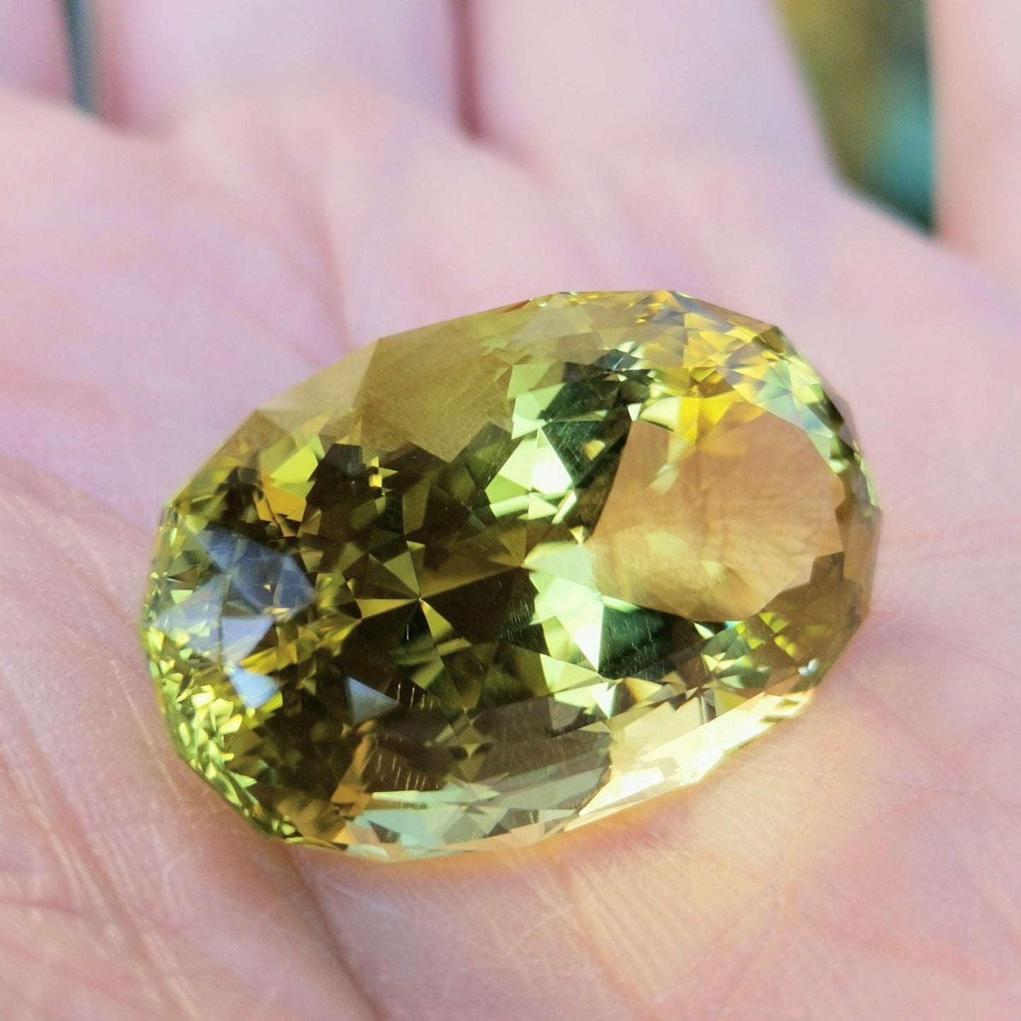 レモンクオーツ 46.27ct / レモン色の綺麗な発色と横長オーバル