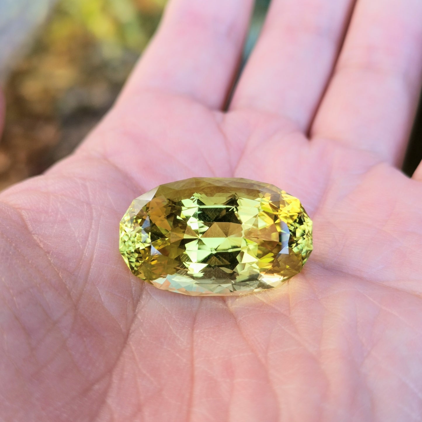 レモンクオーツ 46.27ct / レモン色の綺麗な発色と横長オーバル