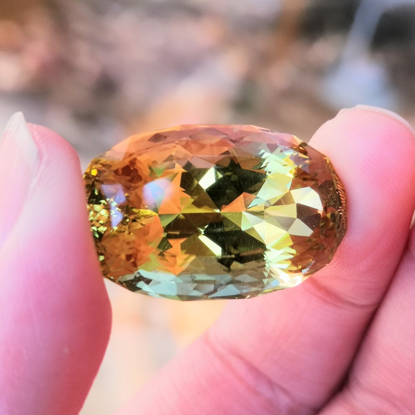 レモンクオーツ 46.27ct / レモン色の綺麗な発色と横長オーバル