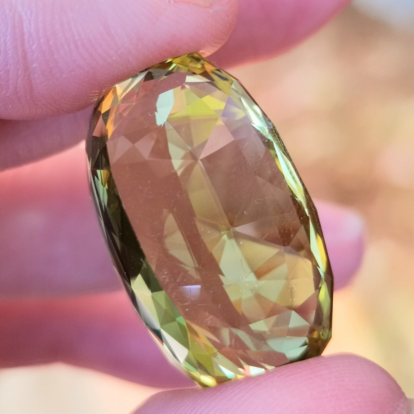 レモンクオーツ 46.27ct / レモン色の綺麗な発色と横長オーバル