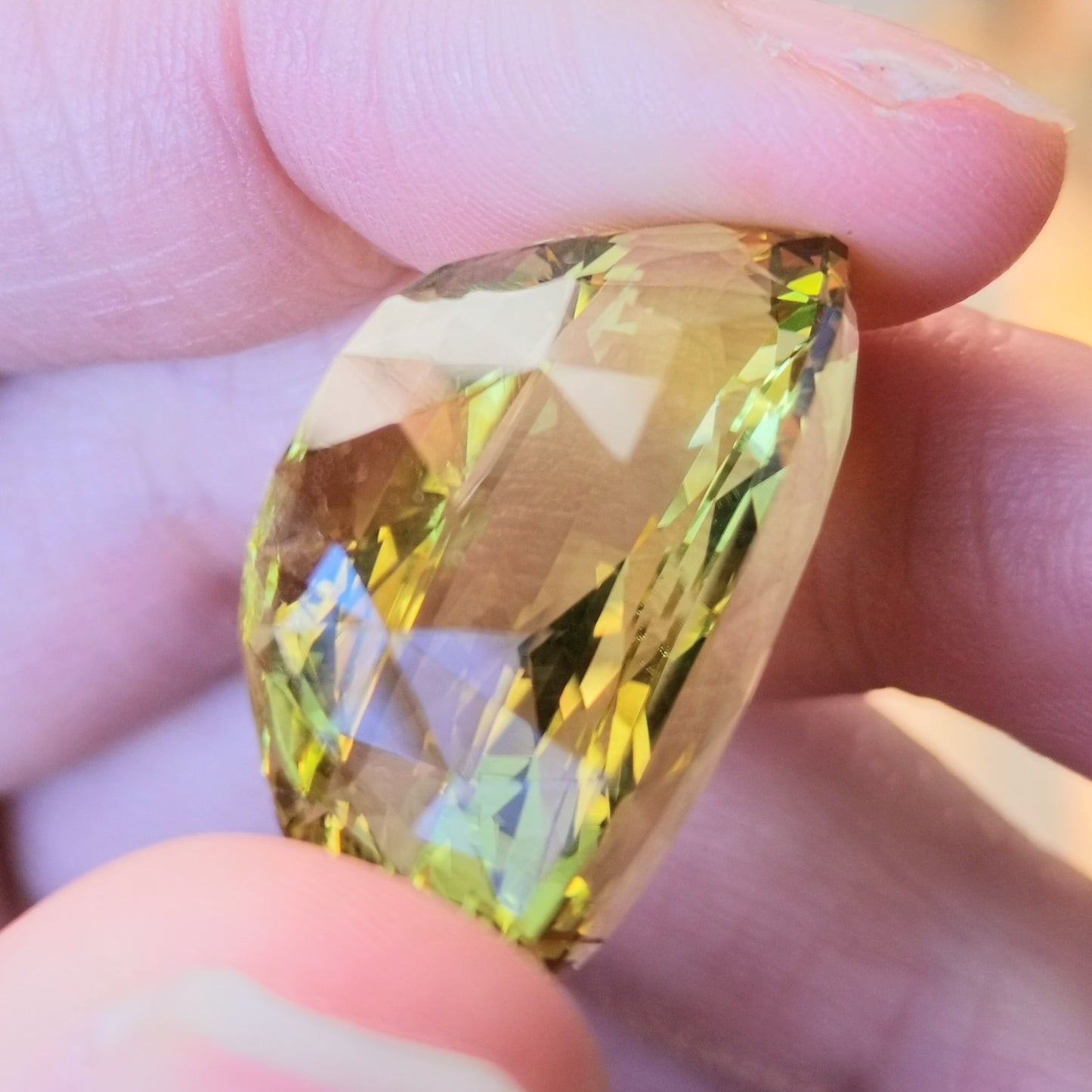 レモンクオーツ 46.27ct / レモン色の綺麗な発色と横長オーバル
