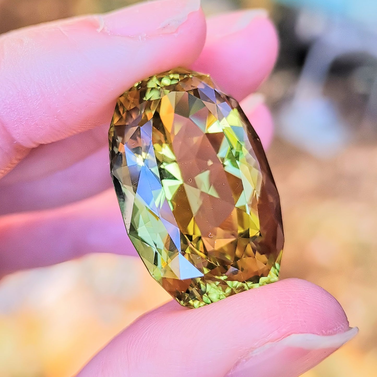 レモンクオーツ 46.27ct / レモン色の綺麗な発色と横長オーバル