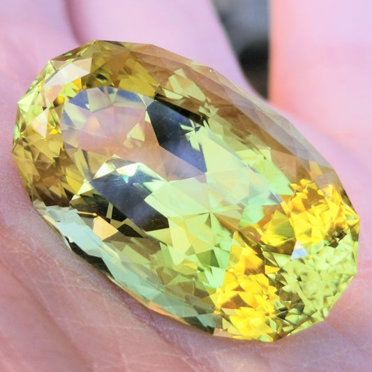 レモンクオーツ 46.27ct / レモン色の綺麗な発色と横長オーバル