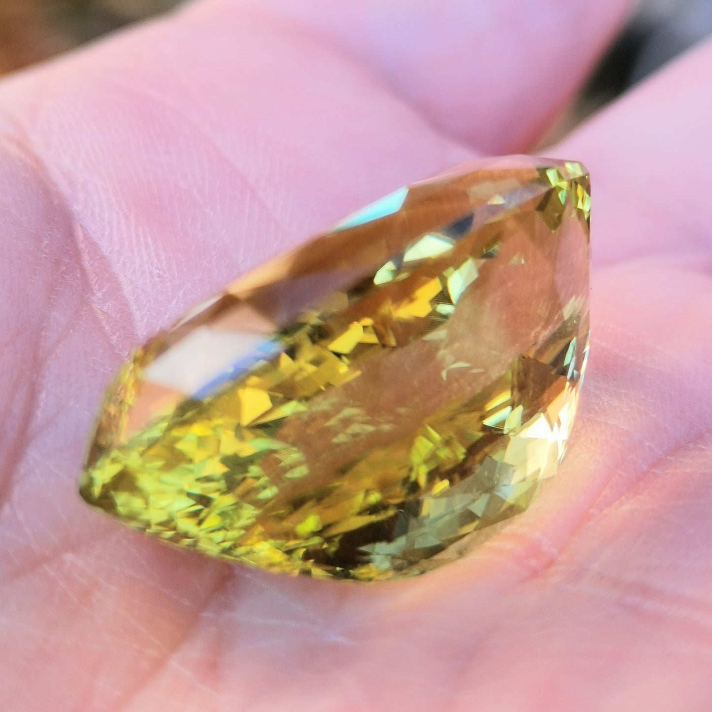 レモンクオーツ 46.27ct / レモン色の綺麗な発色と横長オーバル