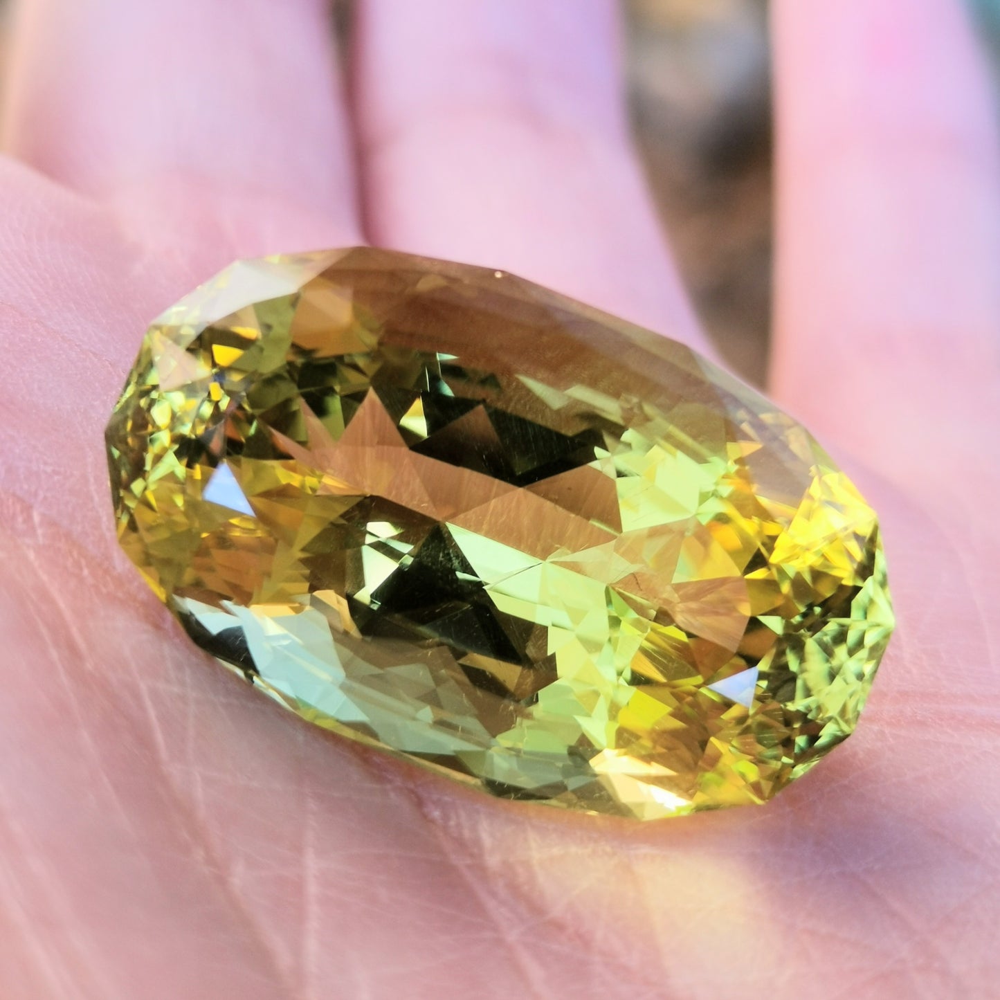 レモンクオーツ 46.27ct / レモン色の綺麗な発色と横長オーバル