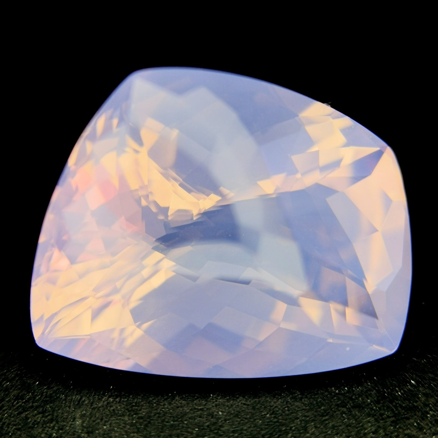 ミルキーアメジスト 6.943ct / ゲオちゃんの特殊カット、唯一無二の仕掛けが!?