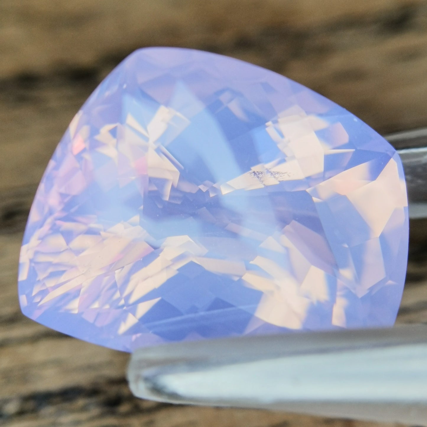 ミルキーアメジスト 6.943ct / ゲオちゃんの特殊カット、唯一無二の仕掛けが!?