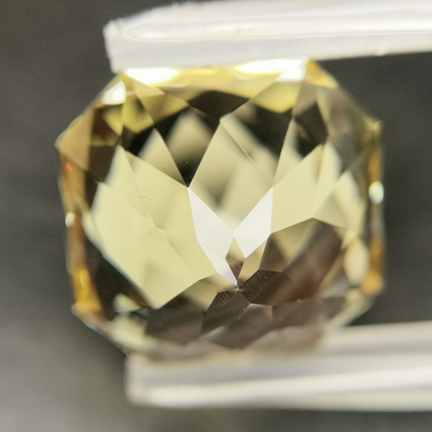 ラブブラドライト 9.418ct / 師匠による八角形の美しいゴールデンラブラド