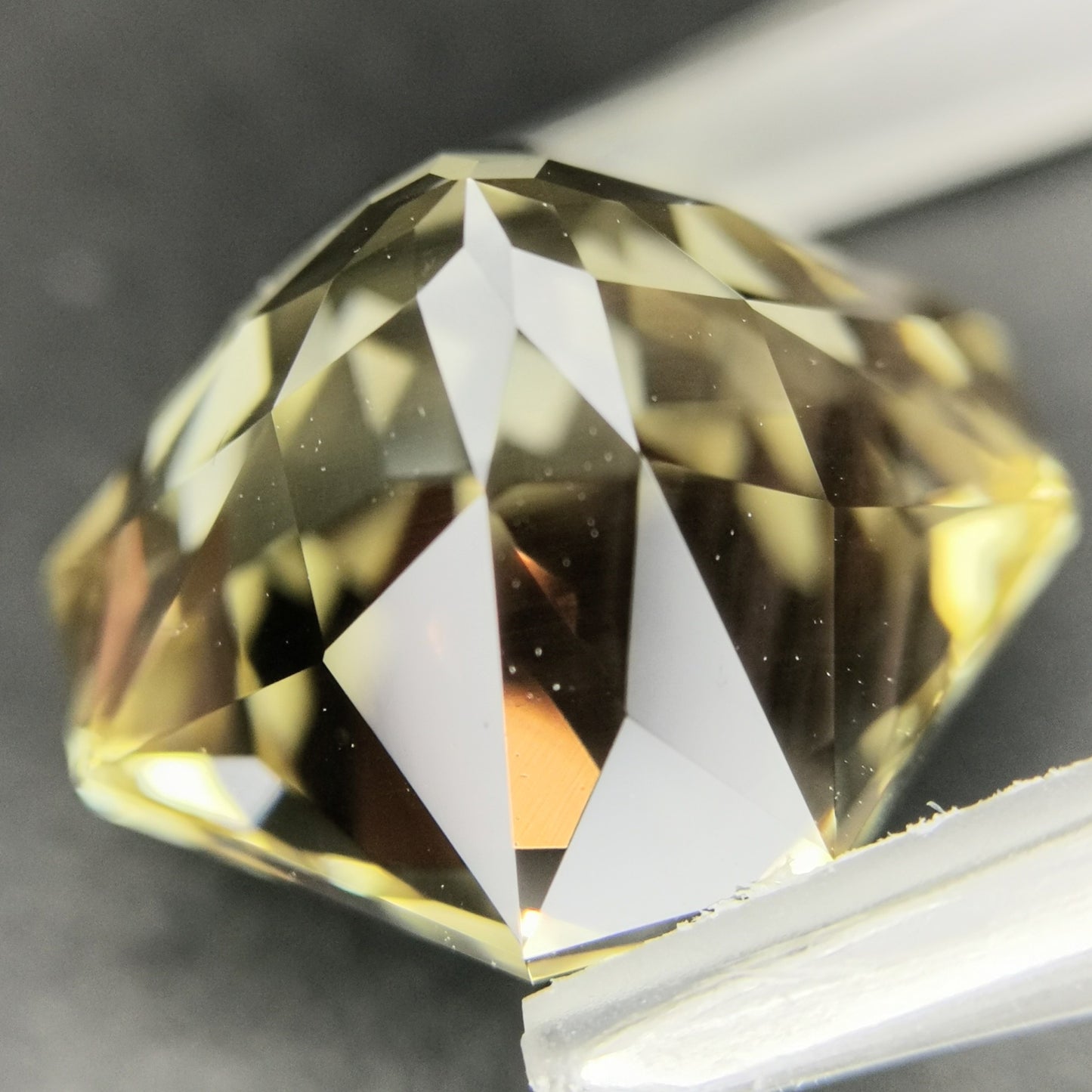 ラブブラドライト 9.418ct / 師匠による八角形の美しいゴールデンラブラド
