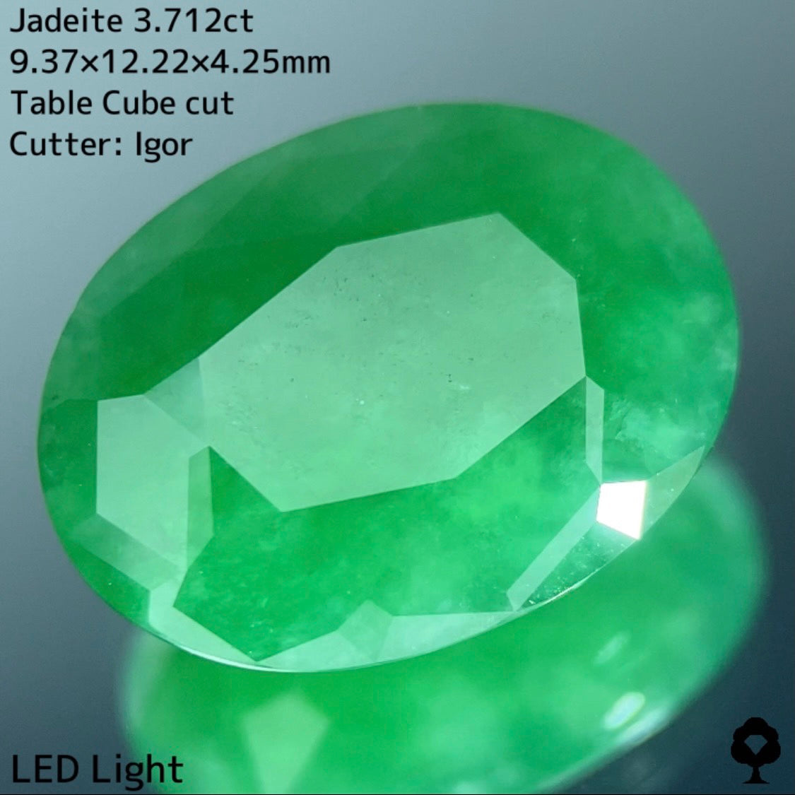 ヒスイの概念が覆る箱のカタチがテーブル周りに浮かぶキューブカット★翡翠ジェダイト 3.712ct【7ZBご利用可】