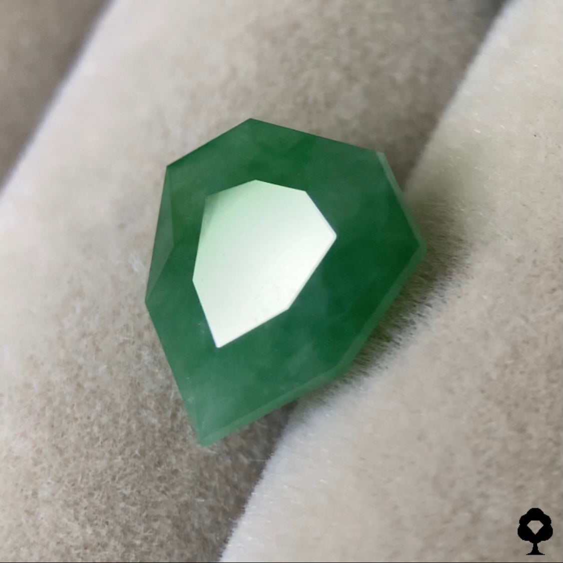 ほどよい濃さの緑で優しく面白さもある新宝石型カット★ヒスイ(翡翠)1.997ct
