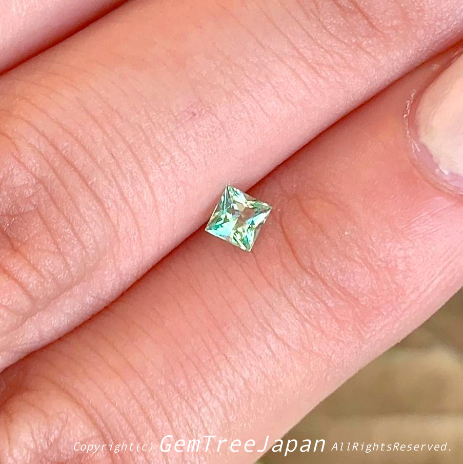 【小粒でも凄いぞ❗️シリーズ】超美色“ミントグリーン”ベリル(エメラルド )0.165ct✨11/17お昼Live配信商品⚡️ピアっちゃん作品💎