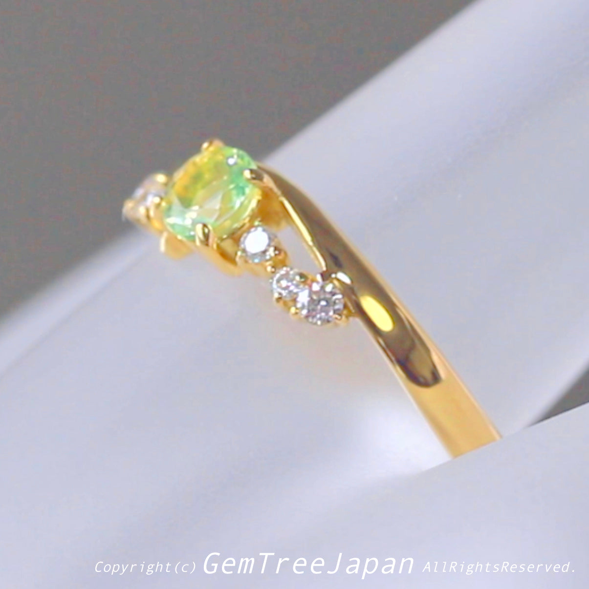 こちらはナント【大感謝祭50%OFF❗️】びっくり級の蛍光反応❗️ハイヤライトオパール0.19ct イエローゴールドリング💍