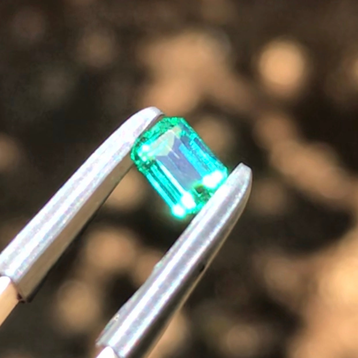 抜群の透明度と特有のネオン感✨コロンビア産ノンオイルエメラルド0.44ct