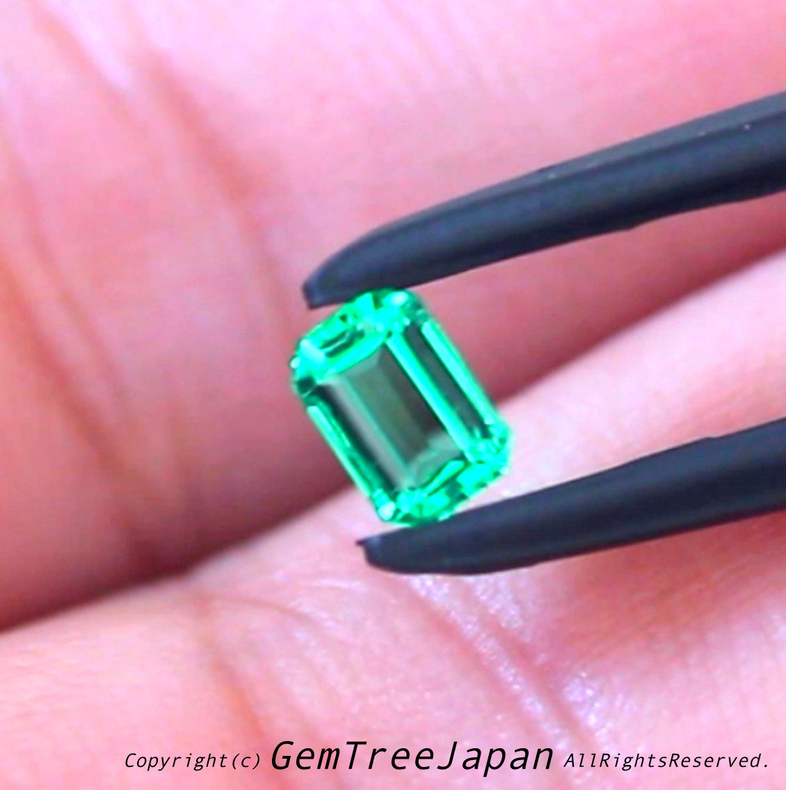抜群の透明度と特有のネオン感✨コロンビア産ノンオイルエメラルド0.44ct