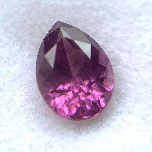 何ともイイ雰囲気が漂う特有の色合いと石質👍パイロープガーネット0.59ct✨ピアッちゃん作品✨