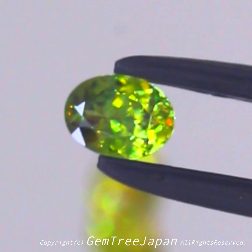 とにかく素晴らしいネオングリーン❗️小さくたって価値の高い逸品✨マダガスカル産スフェーン0.61ct💎