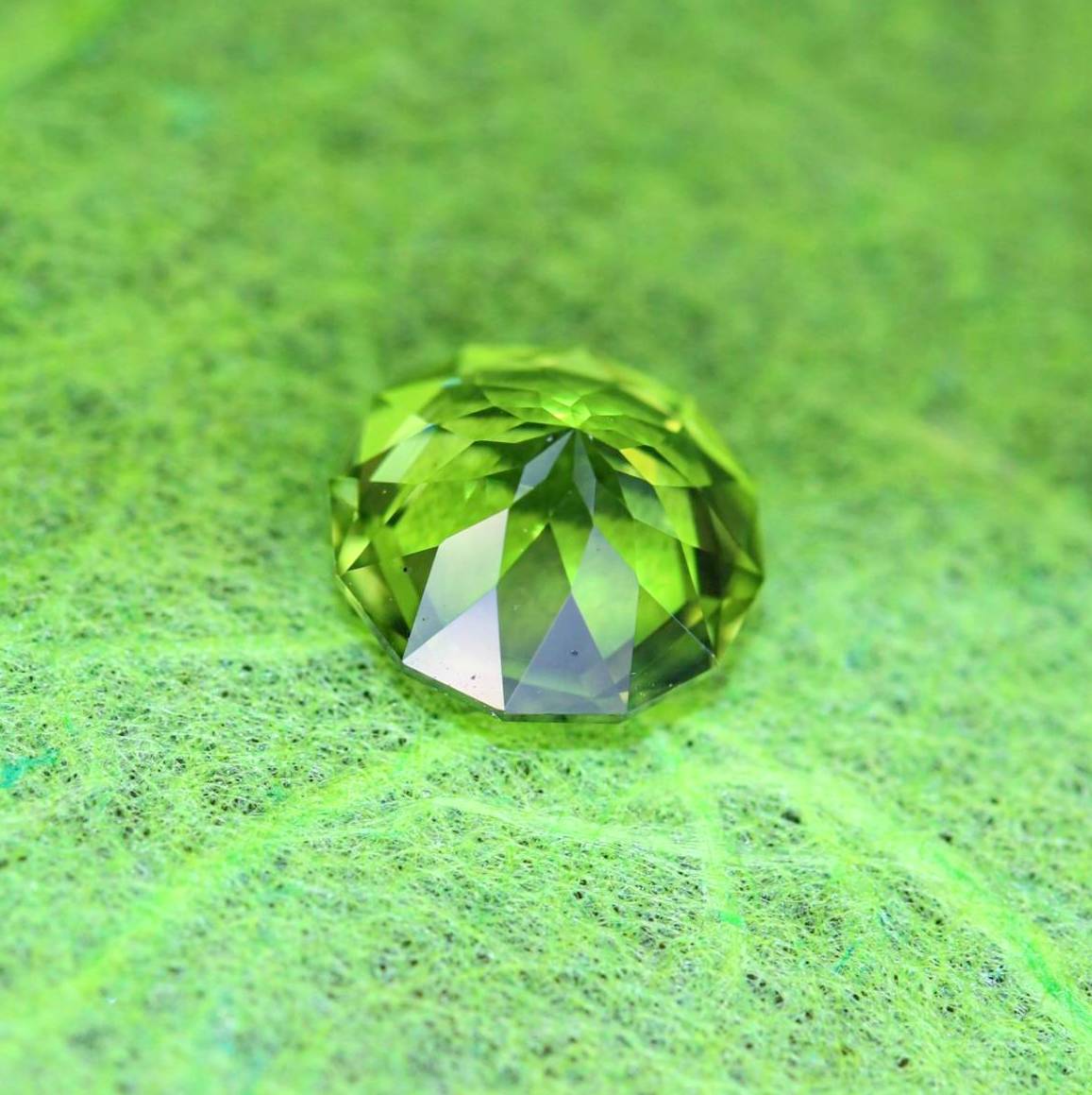 アメリカ産のペリドットが、柔らかな和紙の上で雅な舞を披露してくれました✨ZBカットで仕上げた0.90ct.