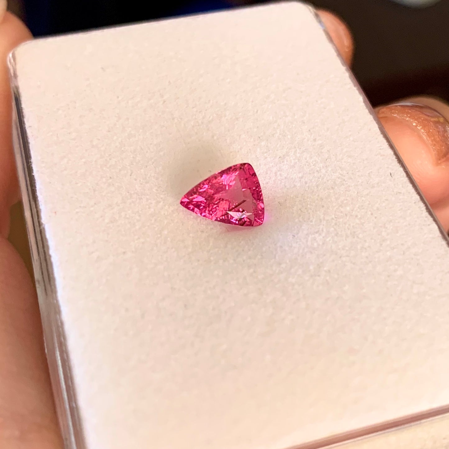 【GemTreeChiharu本格参戦❗️】お待たせしました!新作🌟ガラスのカケラのような光沢とネオンカラーの輝きがまぶしい💗✨ピンク系ルベライト(トルマリン)0.90ct💎✨ゲオちゃん作品