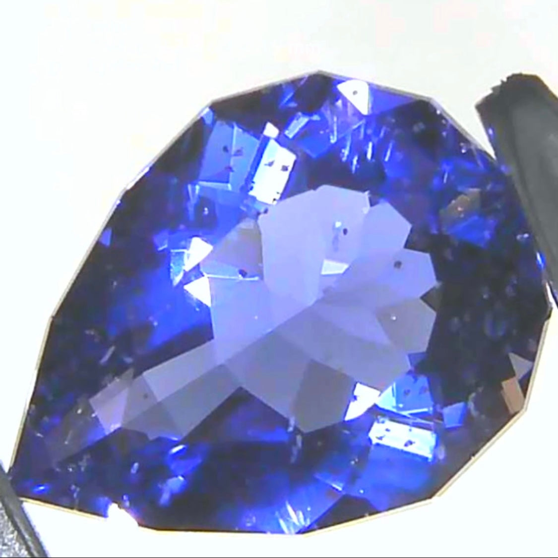 肉眼では見えない“そばかすインクル”が可愛いファンシーペアシェイプ✨アイオライト0.94ct💎レイちゃん作品👍GTJ名物【HPオークション】こちらはクーポンはごめんなさい🙏