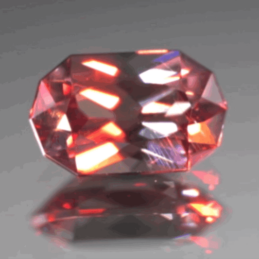 カプセルっぽい10角形✨カラーチェンジガーネット0.68ct💎ピアッちゃん作品