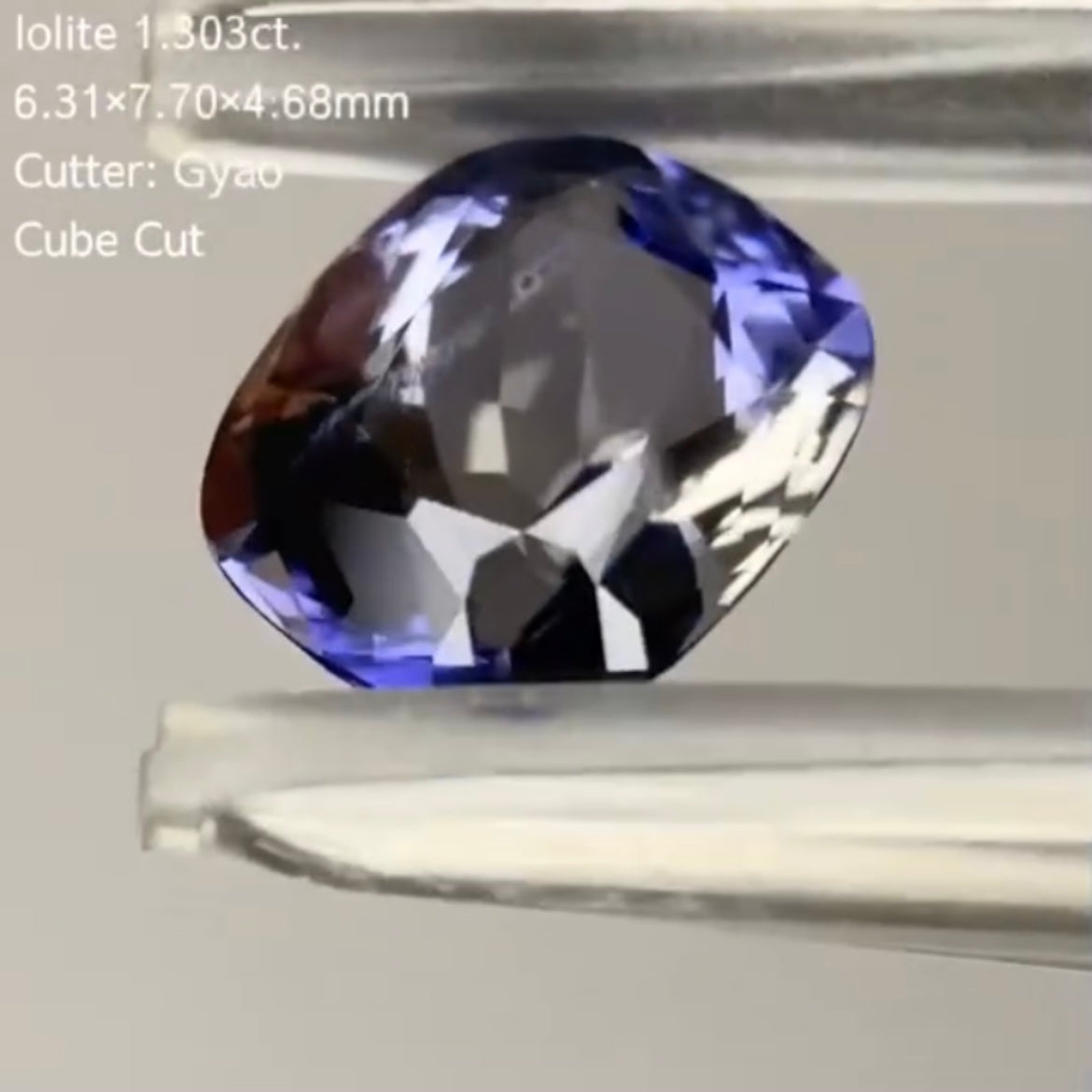 角度でシルバーがカッコイイ👍クッションキューブのアイオライト 1.303ct/ゲオちゃん作品