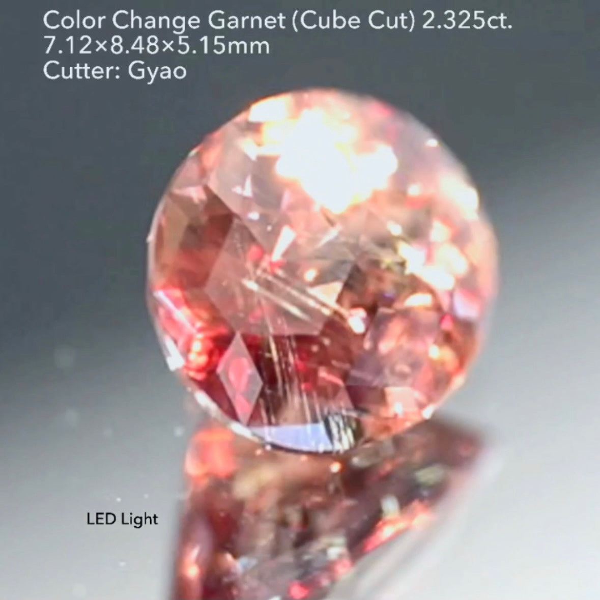 シブさのあるセピアピンクから白熱灯で🔥燃えるようにチェンジ✨💎🔦肉眼では見えない針インクルがまたカッコいい🪡カラーチェンジガーネット 2.325ct キューブ ゲオちゃん作品