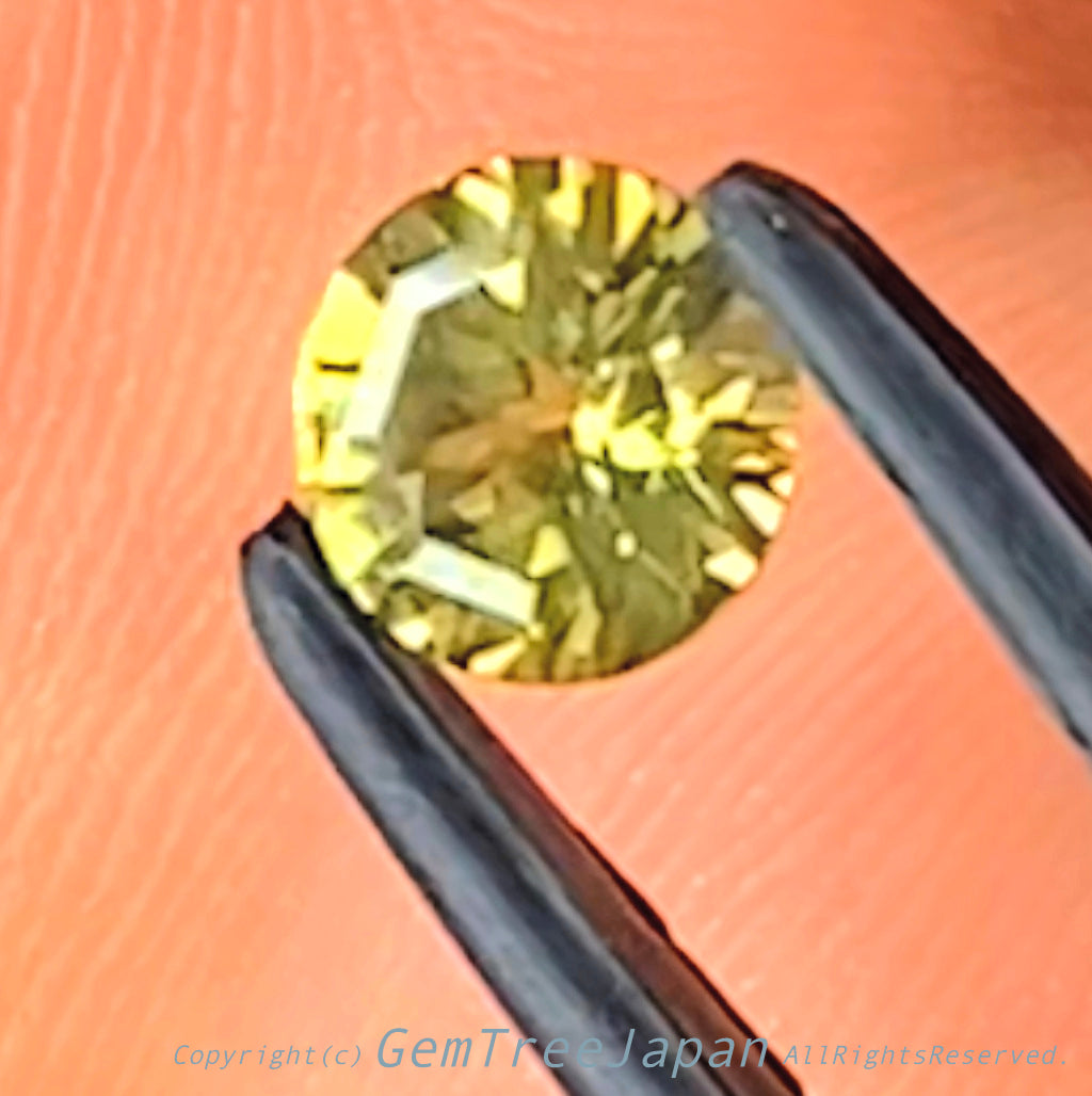 アディダス作👍神秘的な輝き✨グリニッシュゴールドジルコン1.26ct✨🌈