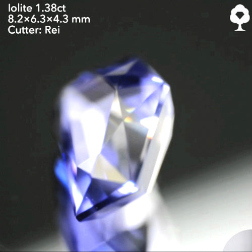 クレイジーな形のカッコいいアイオライト1.38ct★レイちゃん作品👍GTJ名物【HPオークション】こちらはクーポンはごめんなさい🙏