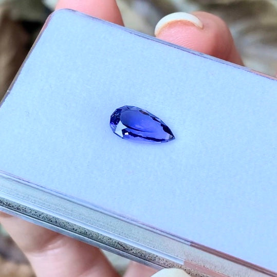 他のどんな宝石にもない美色がやっぱり好き💜バツグンのテリを感じるアイオライト1.47ct💎✨レイちゃん作品⭐️
