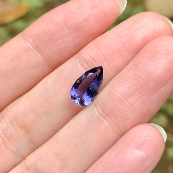 他のどんな宝石にもない美色がやっぱり好き💜バツグンのテリを感じるアイオライト1.47ct💎✨レイちゃん作品⭐️