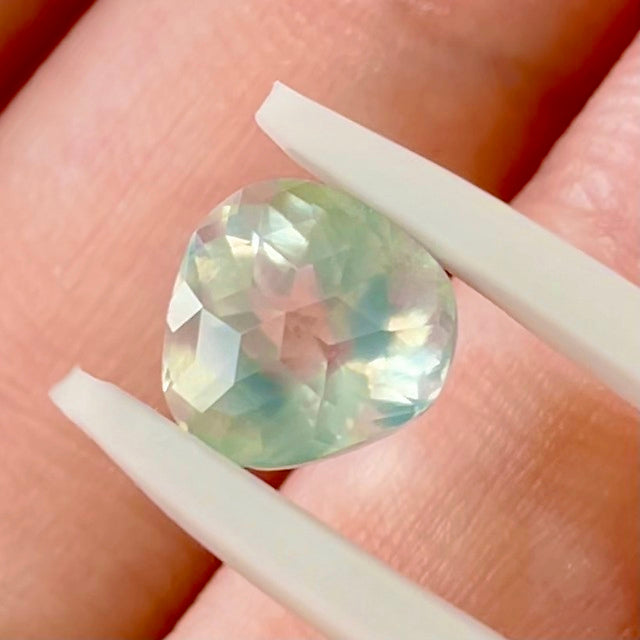ついにチハルームにもキューブが登場❗️リンゴ型プレナイト1.736ct✨ゲオちゃん作品🎁お昼のチハルームでご紹介💖