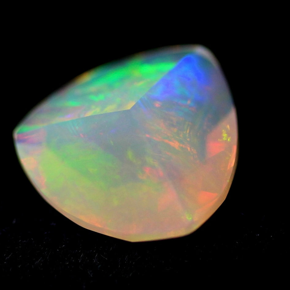 【ご落札者さま専用】独自カット作品「キューブカット・トリリアントversion」エチオピアオパール1.82ct ✨