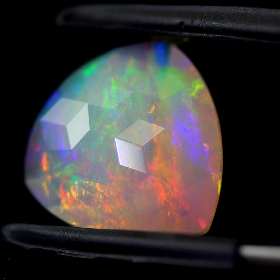 【ご落札者さま専用】独自カット作品「キューブカット・トリリアントversion」エチオピアオパール1.82ct ✨