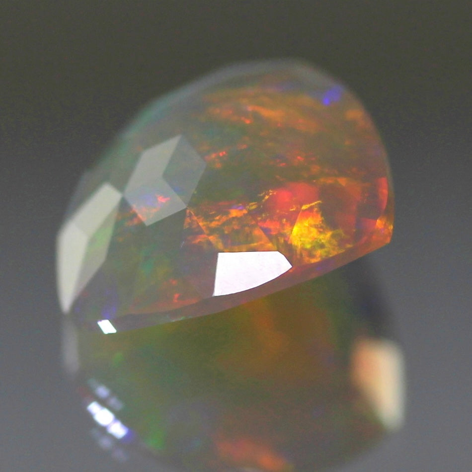 【ご落札者さま専用】独自カット作品「キューブカット・トリリアントversion」エチオピアオパール1.82ct ✨