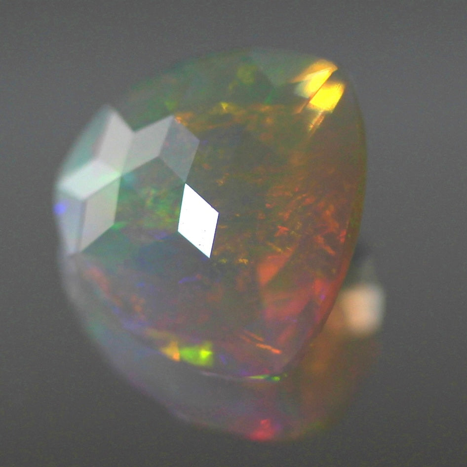 【ご落札者さま専用】独自カット作品「キューブカット・トリリアントversion」エチオピアオパール1.82ct ✨