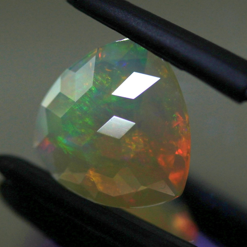 【ご落札者さま専用】独自カット作品「キューブカット・トリリアントversion」エチオピアオパール1.82ct ✨