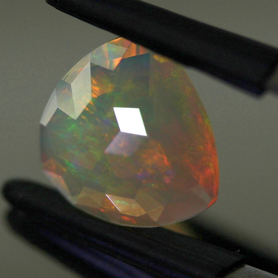 【ご落札者さま専用】独自カット作品「キューブカット・トリリアントversion」エチオピアオパール1.82ct ✨