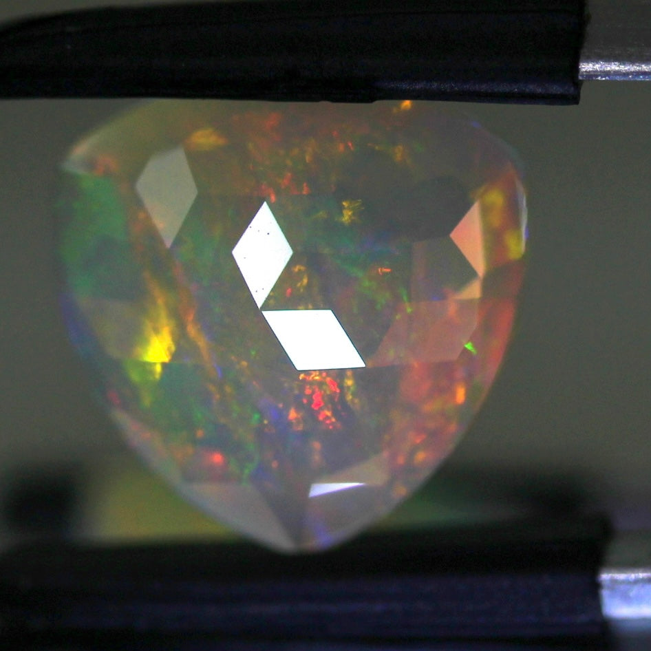 【ご落札者さま専用】独自カット作品「キューブカット・トリリアントversion」エチオピアオパール1.82ct ✨