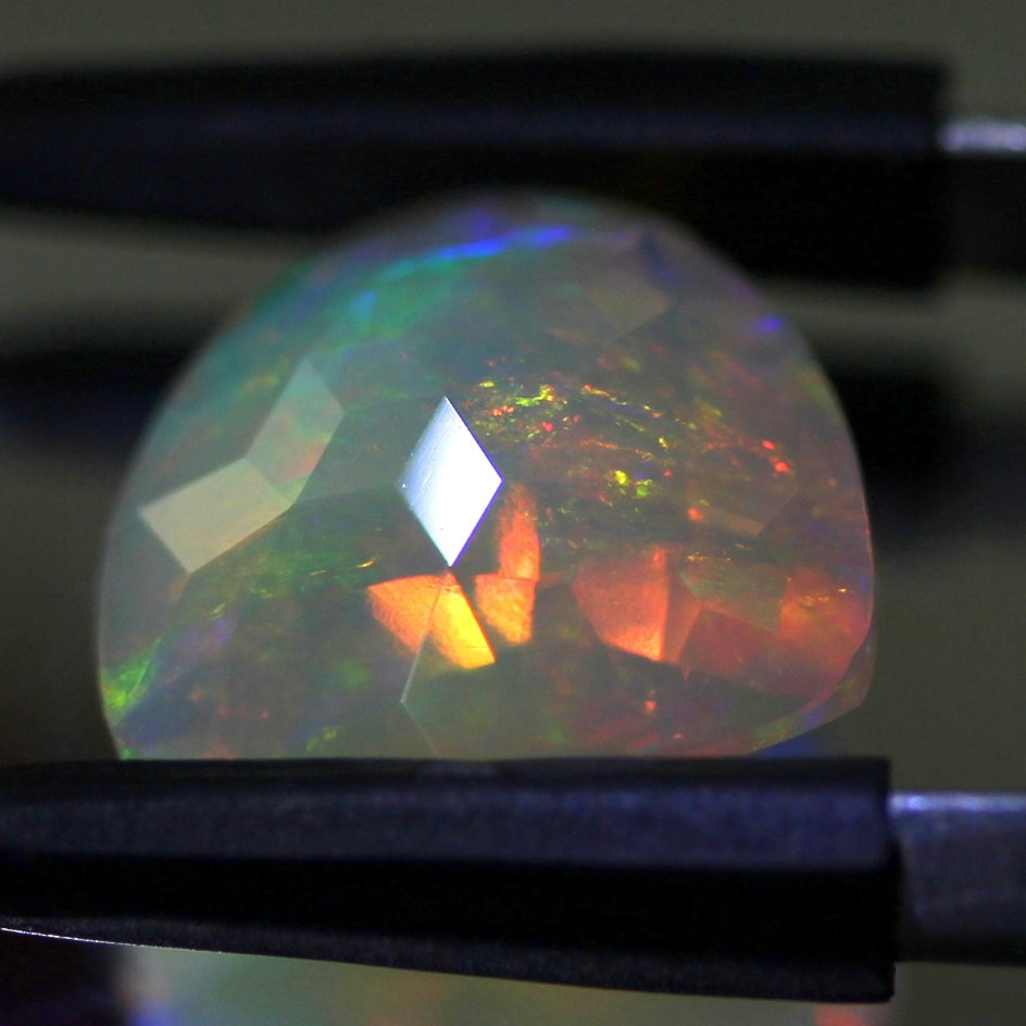 【ご落札者さま専用】独自カット作品「キューブカット・トリリアントversion」エチオピアオパール1.82ct ✨
